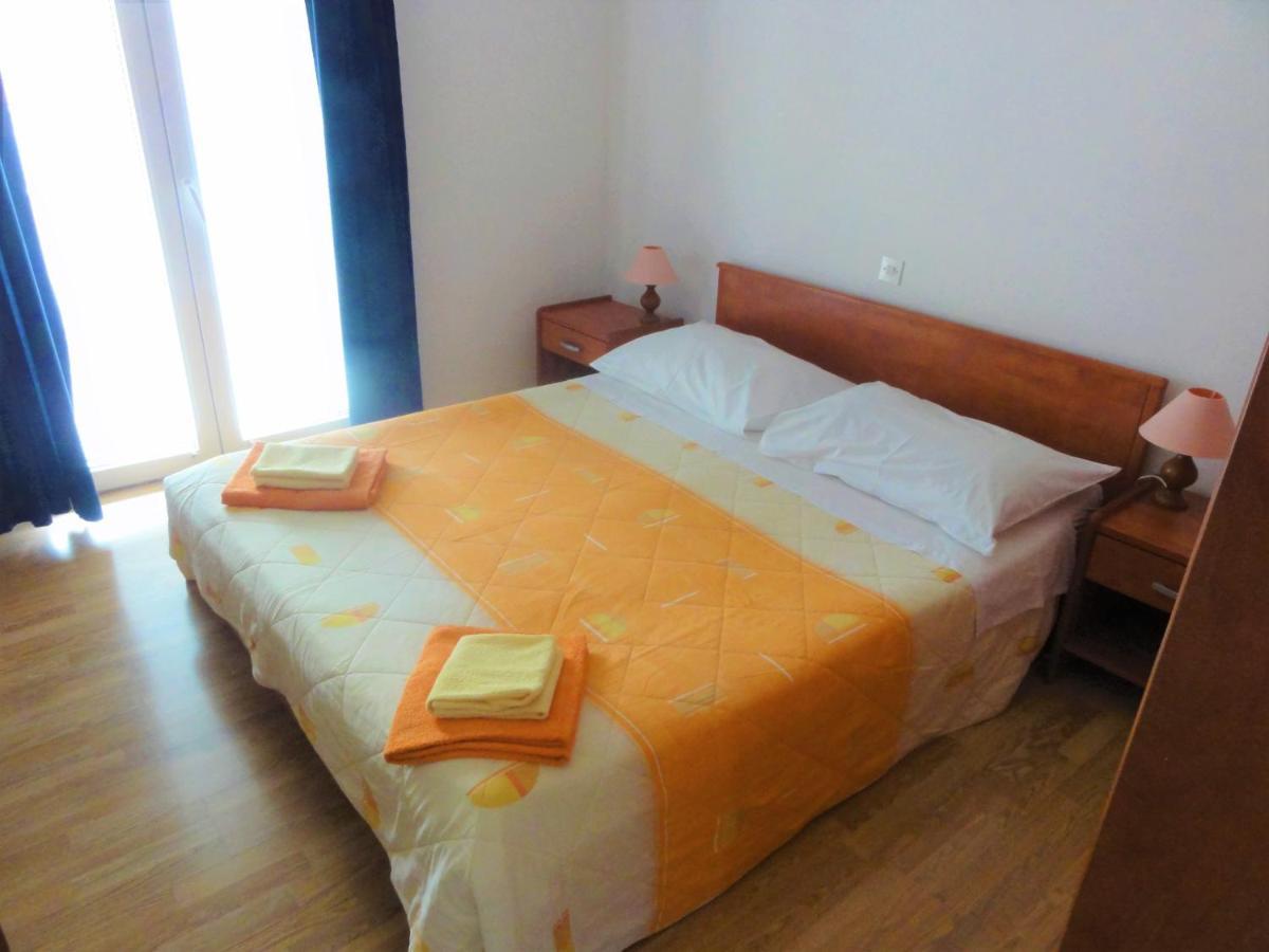 Apartment House Helena Primosten Bagian luar foto