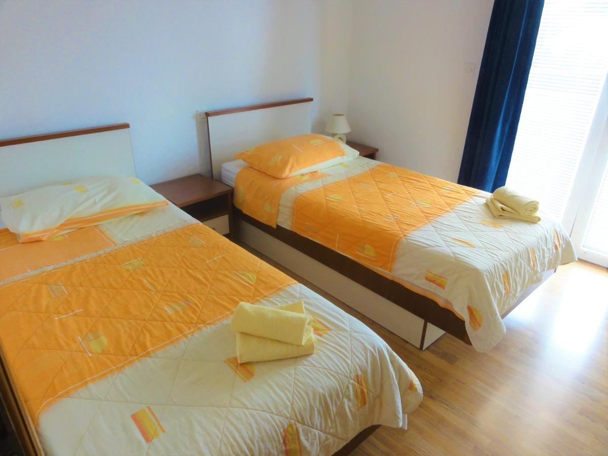 Apartment House Helena Primosten Bagian luar foto