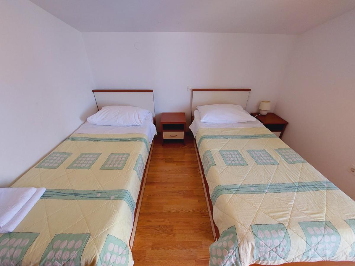 Apartment House Helena Primosten Bagian luar foto