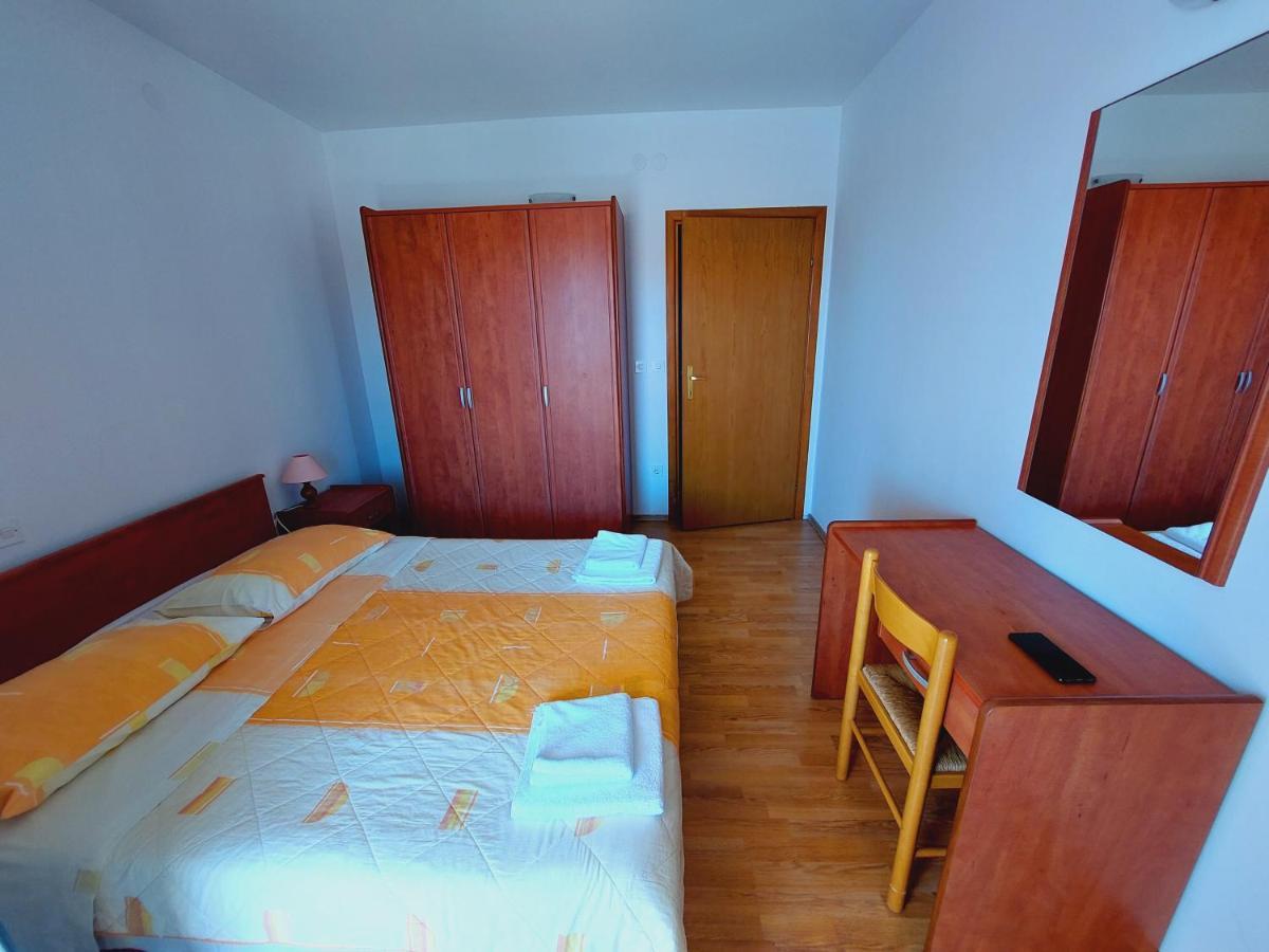 Apartment House Helena Primosten Bagian luar foto