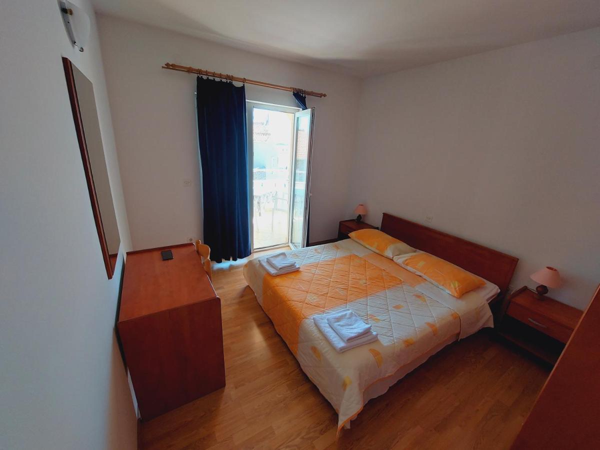 Apartment House Helena Primosten Bagian luar foto