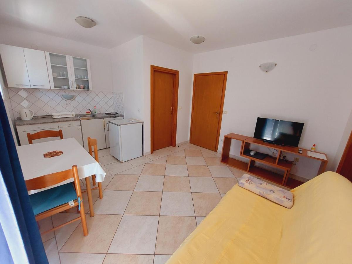 Apartment House Helena Primosten Bagian luar foto